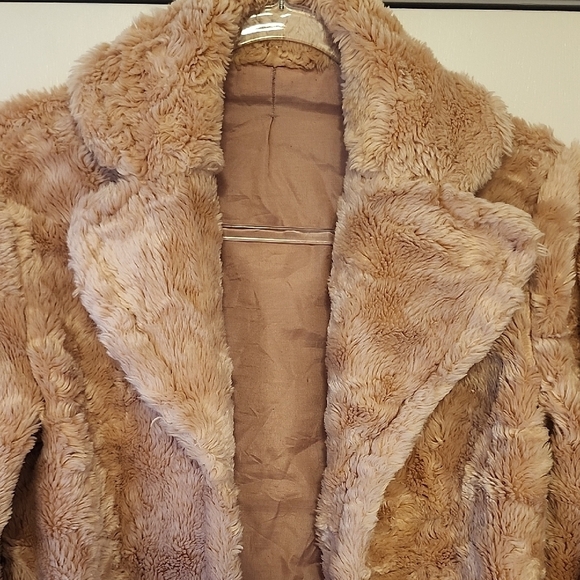 Chic Blush Pink Faux Fur Jacket - Picture 3 of 4